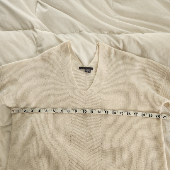 vince cashmere sweater Size M Ivory V Neck FLAW - Picture 5 of 9